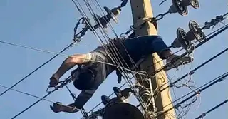 পঞ্চগড়ে বিদ্যুৎস্পৃষ্টে লাইনম্যানের মৃত্যু; স্থানীয়দের সড়ক অবরোধ